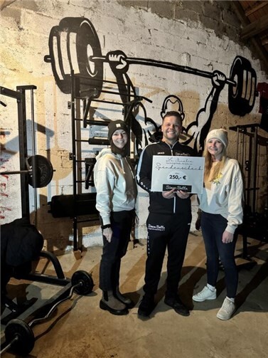 Spendenübergabe an Simon Batta-Jugendcoach e.V., v.l.n.r.: Lena Lück, Simon Batta, Julie Blatzheim.  Foto: Le Junalie