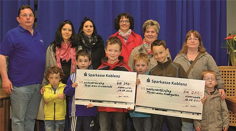 Spendenübergabe an Tanja Klöckner, Vorsitzende Förderverein Kindergarten und Katja Stein, Förderverein Grundschule Katja Stein.