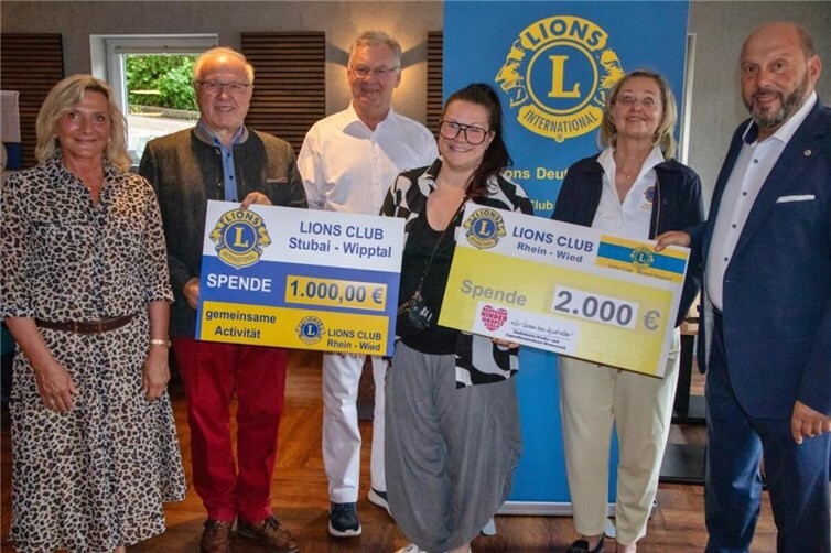 Spendenübergabe an den Ambulanten Kinder- und Jugendhospizdienst Westerwald. Die Schecks zeigen die Gesamtspende und den Anteil des Lions Club Stubai-Wipptal.v.l.n.r: Dr. Anne Herzog, Lions Präsident Hellmuth Buhr, Viktor Schicker, Jessica Lehnen, Koordinatorin Hospizdienst, Claudia Rainer, Lions Präsident Karl Marmsoler.