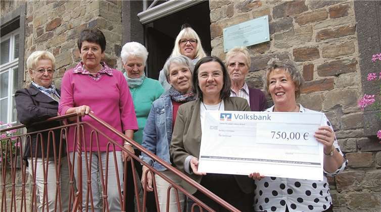 Spendenübergabe an den DKSB: Bärbel Klinka (v.li.n.re.), Gabi Kolletzko, Krimi Häselich, Karin Drewlani, Hedi Röger, Ulrike Kaiser, Hilde Kurp und Karin Buhr. -FA-