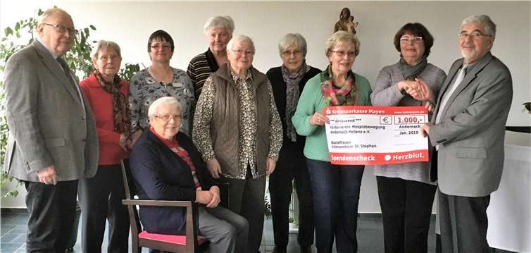 Spendenübergabe an den Förderverein Hospizbewegung Andernach-Pellenz: (v.l.) Pfr. Cordes, Frau Ulmen, Frau Krohnz (sitzend) Frau Eberlein, Frau Pilopp, Frau Schadt, Frau Heuft, Frau Müller, Frau Aberfeld und Herr Ickenroth. Foto: privat
