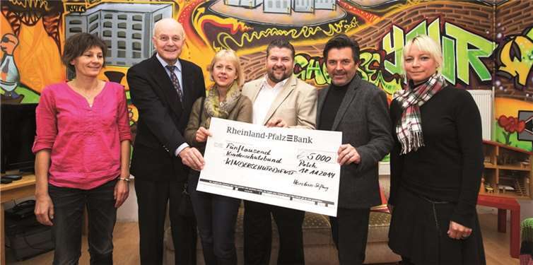 Spendenübergabe an den Kinderschutzdienst Koblenz (v.l.): Anja Waffenschmidt (Kinderschutzbund Koblenz), die Stiftungsratsmitglieder Georg Grabowsky, Sabine Liebsch und Peter Gries, Deutscher Kinderschutzbund Schirmherr Thomas Anders und Heike Krautkrämer (Kinderschutzdienst Koblenz). privat