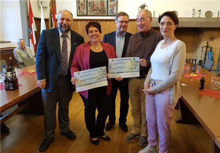 Spendenübergabe an den Reitverein Bruchhausen und an die Linzer Tafel (v.l.n.r.: Prof. Uwe Hansen (Vorsitzender Lions-Förderverein Remagen-Unkel („Brücke von Remagen“) e.V.), Silke Hentschel (Reitverein Bruchhausen), Günter Wragge (Past-Präsident Lions Club Remagen und Initiator der Konzertreihe „Bands In Concert“), Dr. Werner Dötsch (Vorsitzender Linzer Tafel), Katharina Apitius (Präsidentin Lions Club Remagen).