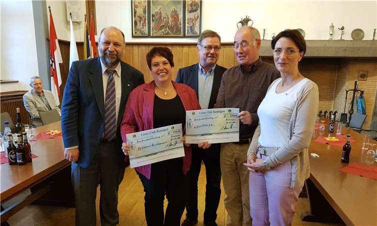 Spendenübergabe an den Reitverein Bruchhausen und an die Linzer Tafel: Prof. Uwe Hansen (Vorsitzender Lions-Förderverein Remagen-Unkel („Brücke von Remagen“) e. V.), Silke Hentschel (Reitverein Bruchhausen), Günter Wragge (Past-Präsident Lions Club Remagen und Initiator der Konzertreihe „Bands In Concert“), Dr. Werner Dötsch (Vorsitzender Linzer Tafel), Katharina Apitius (Präsidentin Lions Club Remagen) (v. l. n. r.).privat