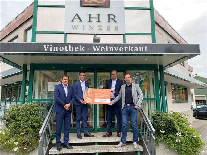Spendenübergabe an den Verein „AHR – A winregion needs Help for Rebuilding“: Alexander Woll, Sortimentsmanager Deutsche Weine, und Steffen Schmidt, bei Globus Leiter Sortimentsmanagement, überreichen den symbolischen Spendenscheck an Vivien Greber, Vertriebsleiter der Dagernova Weinmanufaktur Ahr Winzer e.G., und Dominik Hübinger, Geschäftsführer der Dagernova Weinmanufaktur AHR Winzer e.G. (v.l.n.r.). Foto:Globus SB-Warenhaus