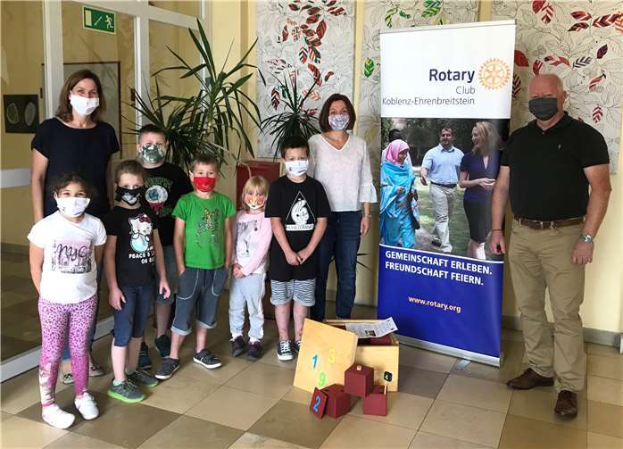 Spendenübergabe an die Freiherr vom Stein Schule in Lahnstein. Foto: privat