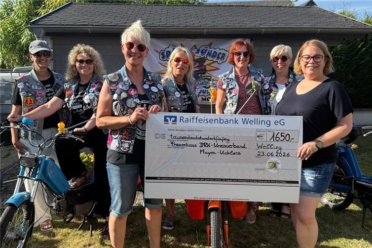 Spendenübergabe an die Leiterin des Frauenhauses Mayen-Koblenz