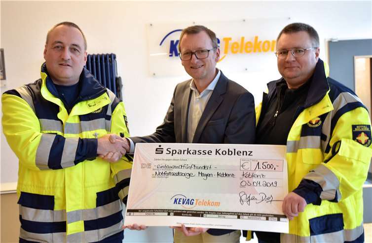 Spendenübergabe an die Notfallseelsorge Mayen-Koblenz: (v.l.) Rainer M. Gotter, Leiter der Notfallseelsorge Mayen-Koblenz, Stefan Dietz, Geschäftsführer der KEVAG Telekom GmbH, und Bernhard Lademann, Koordinator PSNV/Notfallseelsorge Mayen-Koblenz. Foto: KEVAG Telekom GmbH