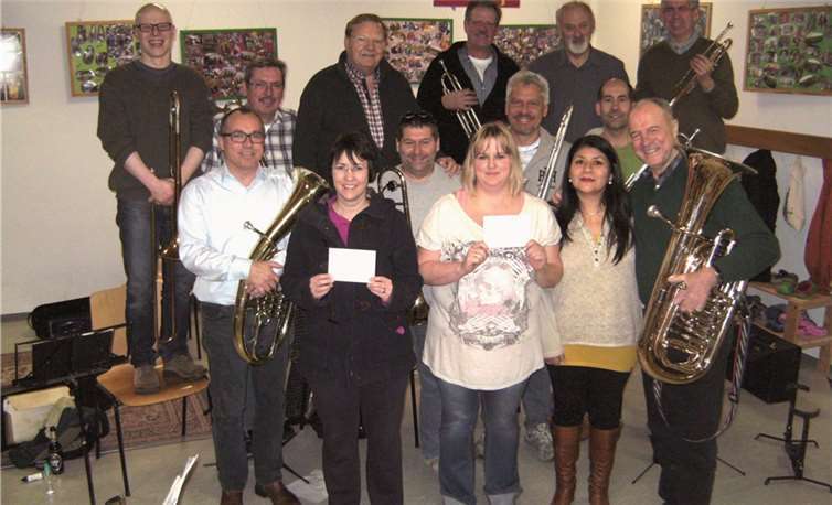 Spendenübergabe an die Vertreterinnen der Fördervereine: (im Vordergrund von links nach rechts) Frau Sandra Henseler, Grundschule und Frau Angelika Maur und Frau Marie Hoese, Kindergarten. privat