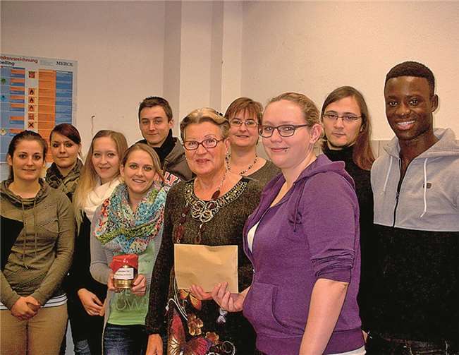 Spendenübergabe an die Vorsitzende des Fördervereins Frauenhaus Koblenz e.V., Ursula Schwerin und die Leiterin des Frauenhauses, Alexandra Neisius. DIE SCHULE