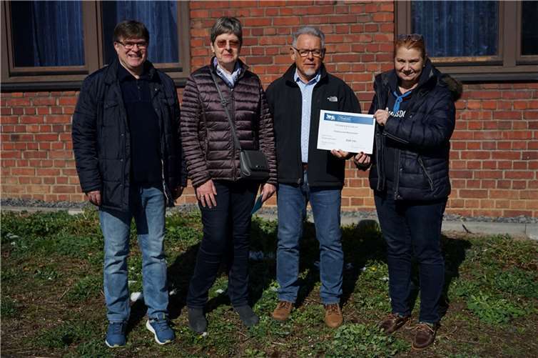 Spendenübergabe an die Vorsitzenden des Ortsausschusses.