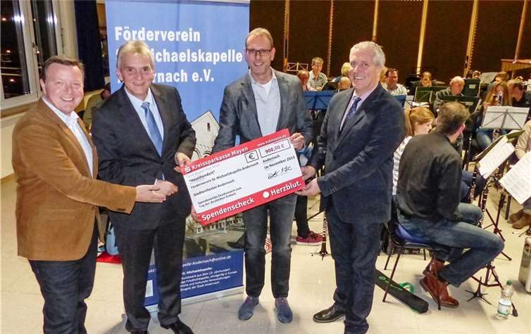 Spendenübergabe an die beiden Vorsitzenden Claus Peitz und Werner Schneichel. v.l. Bertram Kleis, Claus Peitz, Volker Montermann, Werner Schneichel.