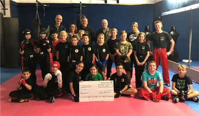 Spendenübergabe an die jugendlichen Kickboxer (hinten von links): Axel Wilcke, Silke Josten-Schneider, Willi Zinken und Klaus Beer.Foto: privat