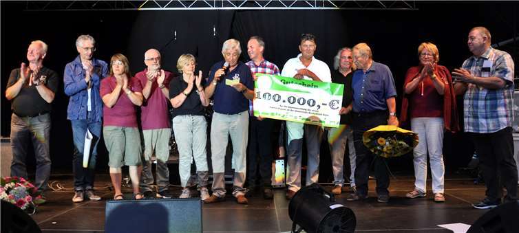 Spendenübergabe anlässlich der Eifeler Oldienacht.Foto: Reiner Züll