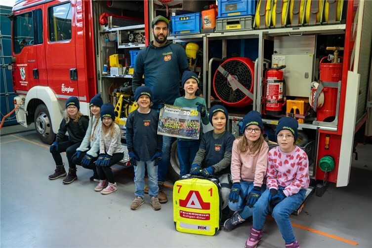 Spendenübergabe anlässlich der Nikolausfeier der Kinderfeuerwehr. Die neuen Handschuhe sponserte Alexander Plattner, selbst Feuerwehrmann (im Bild in der Mitte), aus den Einnahme aus dem Feuerwehr-Kalender-Verkauf. Mit den Einnahmen konnte auch der gelbe Notfallrucksack für die First Responder-Gruppe finanziert werden. Foto: Verena Plattner