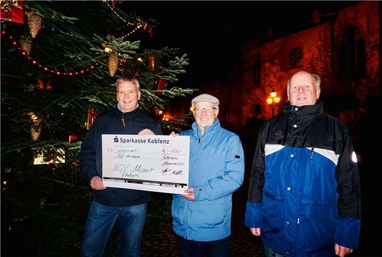 Spendenübergabe auf dem Ahrweiler Marktplatz: v.l. Michael Stahlhofen, Winfried Ley und Volker Gerharz.Fotos: privat