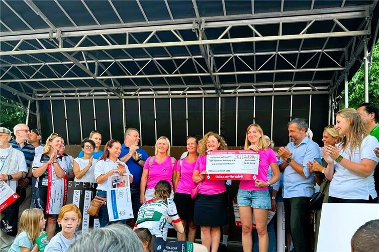 Spendenübergabe auf dem Andernacher Markplatz