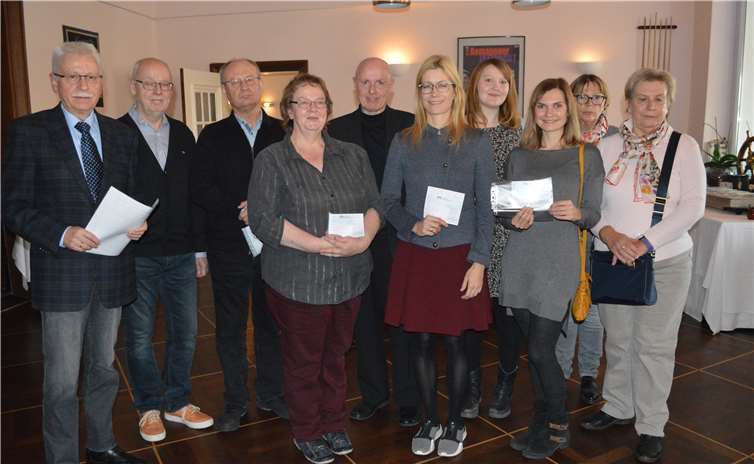 Spendenübergabe aus dem Erlös der „Fundgrube“ durch den Vorsitzenden Lorenz Denn.Foto: AB