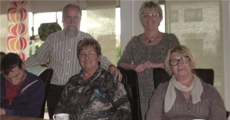 Spendenübergabe bei Kaffee und Kuchen (v.l.n.r.: Mike-Dean Motley, Dr. Alfred Marmann, Marie-Luise Goldberg, Monika Hillesheim, Jutta Weber). privat