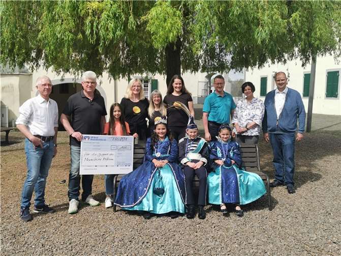 Spendenübergabe bei den Münstermaifelder Möhnen.  Foto: privat