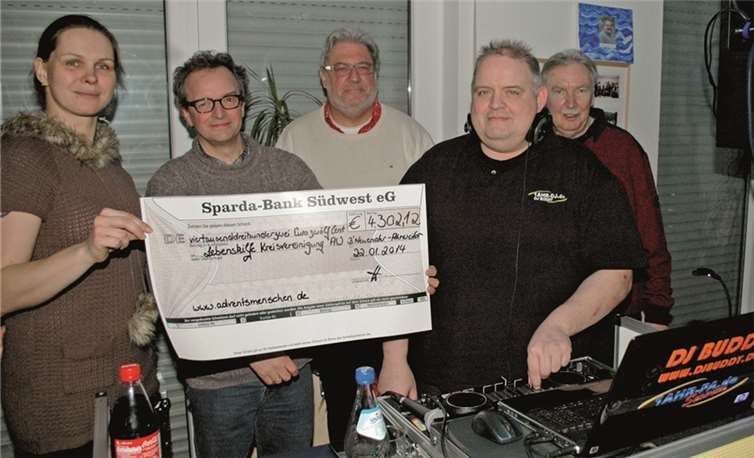 Spendenübergabe bei der Disco: Die Adventsmenschen überreichten den Scheck an Lebenshilfegeschäftsführer Stefan Möller (2.v.links).BL