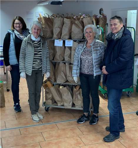 Spendenübergabe bei der Tafel Ahrweiler, v.l.n.r.: Christiane Böttcher, Tafel Ahrweiler, Christa Neunkirchen, Ingeborg Bernards, Senioren-Union und Norbert Heidgen, CDU-Vorsitzender Bad Breisig. Foto: privat