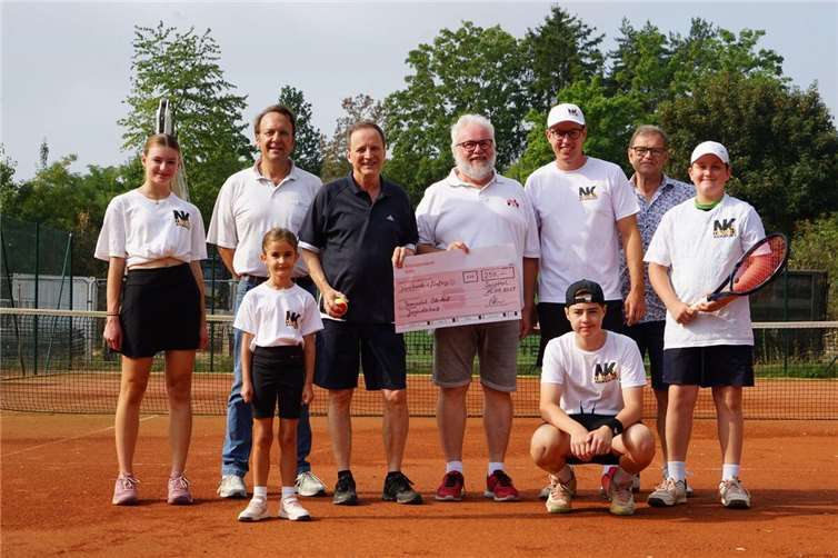 Spendenübergabe beim TC Odendorf: René Pelzer (Vorsitzender) (5.v.r), Wolfgang Meier (Stellvertreter) (2.v.r.) und Christopher Blaß (Beisitzer) (2.v.l.)überreichen den symbolischen Scheck an Ewald Karst (4.v.l.) und Trainer Niklas Koch (4.v.r).  Foto: privat