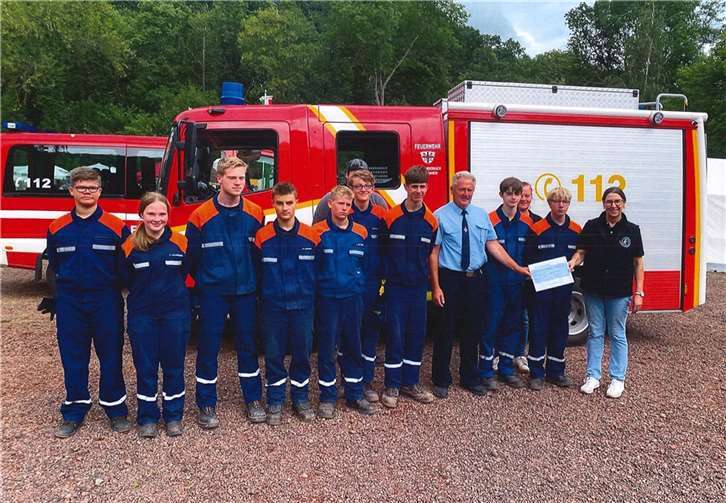 Spendenübergabe beim Zeltlager der Jugendfeuerwehren im Kreis MYK.  Foto: privat