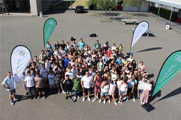 Spendenübergabe der 7. Klassenstufe der IGS Pellenz in Plaidt an die VOR-TOUR der Hoffnung