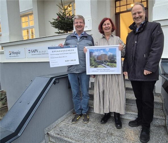 Spendenübergabe der Ahr-Rhein-Eifel Business & Friends an den Hozpiz-Verein Rhein-Ahr e.V.. V.r.n.l: Thomas Urbaniak (AREBF), Ulrike Dobrowolny (Hospiz-Verein Rhein-Ahr e.V.), Thomas Schlegel (AREBF).  Foto: privat