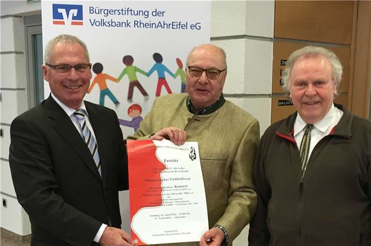 Spendenübergabe der Bürgerstiftung der Volksbank RheinAhrEifel an den Männergesangverein Ahrweiler: Der MGV-Vorsitzende Franz-Josef Fischenich (Mitte) und Kassierer Heinz-Peter Peerenboom (rechts) stellen Paul Radermacher , Leiter der Filiale Ahrweiler der Volksbank RheinAhrEifel, das Programm zum 155. Geburtstag des Gesangvereins vor.privat