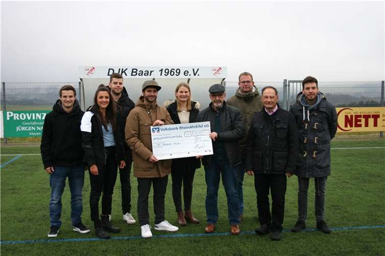 Spendenübergabe der DJK Baar an den Förderverein „Fußballer helfen“.Foto: privat