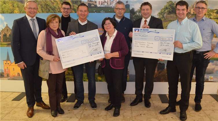 Spendenübergabe der Firma Hollyfood aus Bad Hönningen: Die „Sonnenschein - Freunde und Förderer der Kinderklinik des Marienhaus Klinikums St. Elisabeth Neuwied e.V freuten sich eine Spende in Höhe von 1.000 Euro. Die gleiche Summe ging an das Gemeinschaftsprojekt von Caritas und Kreisjugendamt Neuwied „Lernpaten – keiner darf verloren gehen“. Foto: Kreisverwaltung Neuwied