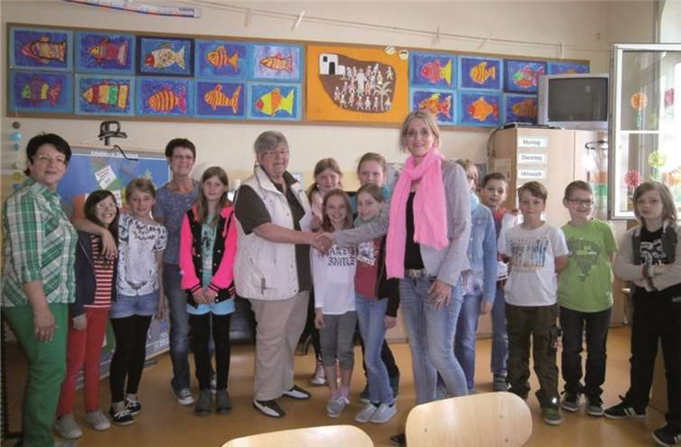 Spendenübergabe der Frauengemeinschaft Thür an die Grundschule Thür. privat