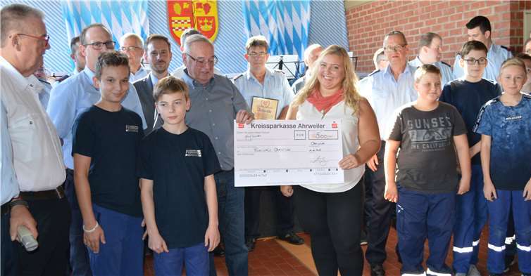 Spendenübergabe der KSK Ahrweiler: Nora Rennenberg, Geschäftsstellenleiterin KSK Oberwinter, überreicht 500 Euro an Hermann Schlemmer.