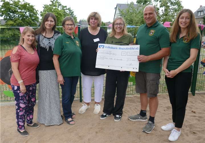 Spendenübergabe der St. Seb. Schützenbruderschaft an den Förderverein des St. Genovefa Kindergartens in Obermendig.  Foto: Ulrich Eckhard