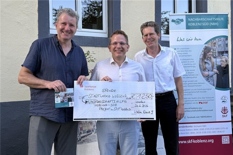 Spendenübergabe der Stadtwerke Koblenz an die Nachbarschaftshilfe Koblenz-Süd, Projekt im SkF Koblenz e.V.: v.r. Rudolf Kalenberg, Stadtrat CDU; Lars Hörnig, Geschäftsführer Stadtwerke Koblenz; Jan Buchbender, Manager der NBH