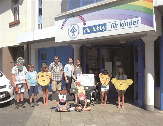 Spendenübergabe der Teddy-Apotheke. Regenbogenhaus