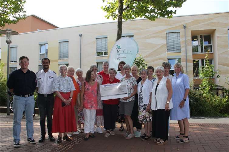 Spendenübergabe der Vorsitzenden Marianne Mickley und ihren Mitarbeiterinnen: Johanniter: Frau Junk-Janic (9.v.l.) Malteser:Herr F-S. Farah (2.v.l.), „Warme Mahlzeit: Frau Meyer zu Drewer (3.v.l.), Parkinson Selbsthilfegruppe: Frau Keiper (11.v.r.).  Foto: privat