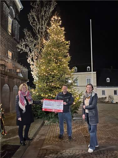 Spendenübergabe der Werbegemeinschaft Mendig (v.l.): Dr. Irina Schlags, Marco Emmerich DRK-OV-Mendig, Eva Geisen-Schlich. Foto: DRK Mendig