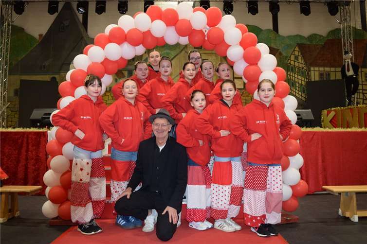 Spendenübergabe der Zahnarztpraxis Bleiel: Die neuen Jacken sorgen nicht nur für ein einheitliches Erscheinungsbild, sondern stärken auch das Gemeinschaftsgefühl innerhalb der Garden.Foto: privat