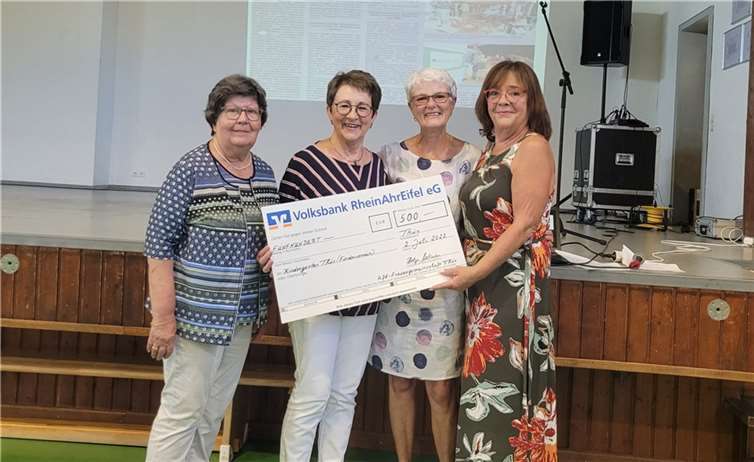 Spendenübergabe der kfd Frauengemeinschaft an Petra Winninger (Kita-Leiterin) beim Sommerfest des Thürer Kindergartens.  Foto: privat