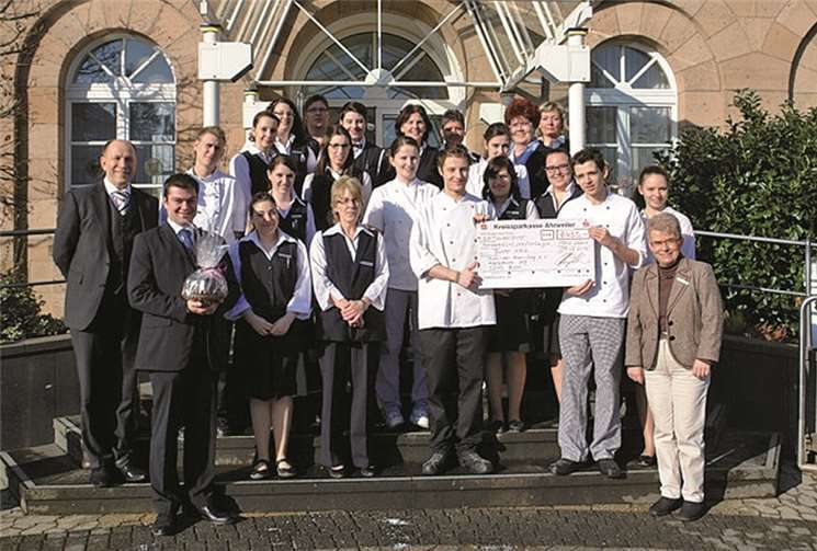 Spendenübergabe des Seehotels Maria Laach an den Bunten Kreis. privat