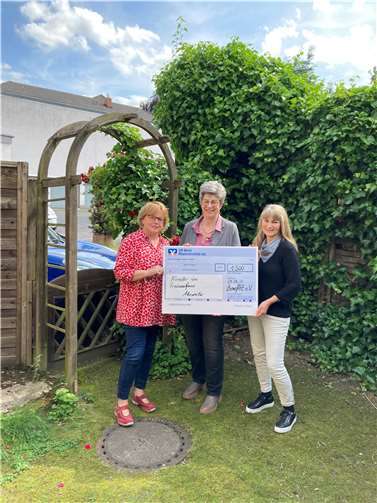 Spendenübergabe des Vereins „BenefitZ-wir helfen Kindern.  Foto:Beatrix Blüm