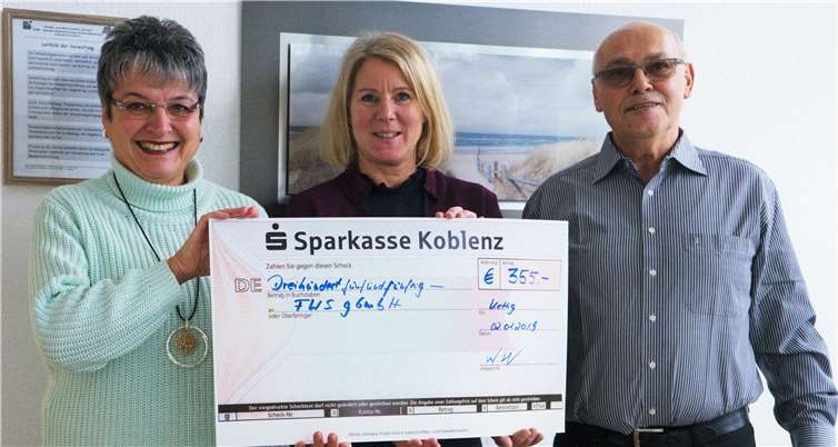 Spendenübergabe durch Frau Krieger (l.) und Herrn Hecker (r.) an Frau Schubert (M.), Geschäftsführerin der FWS gGmbH. Privat