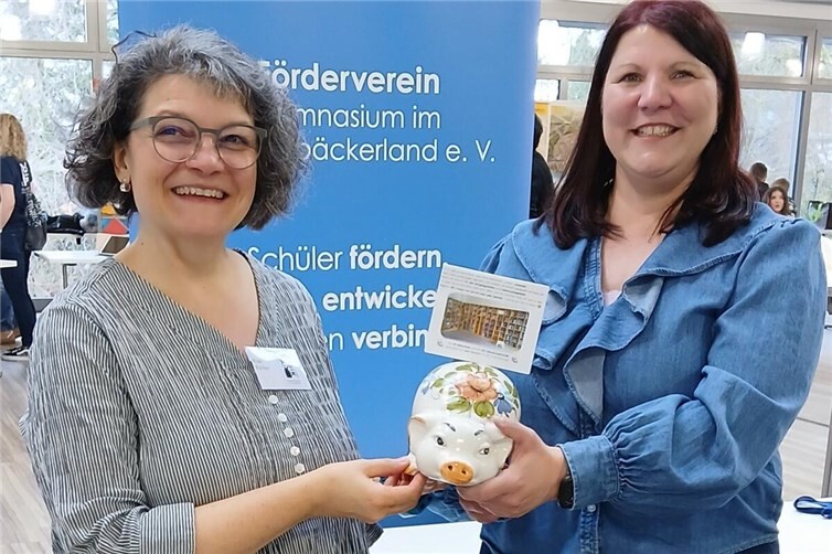 Spendenübergabe durch Frau Schroeder (Förderverein GiK)