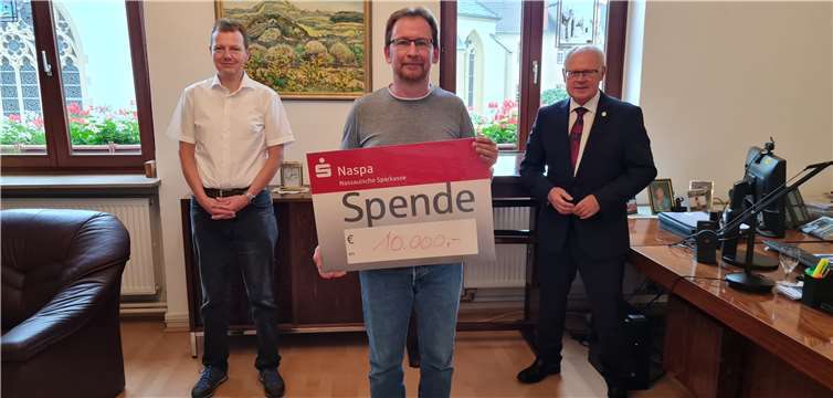 Spendenübergabe durch Stefan Mross (M.) an Fachbereichsleiter Peter Ring (l.) und Oberbürgermeister Peter Labonte r.).Foto: Tina Schmidt / Stadtverwaltung Lahnstein