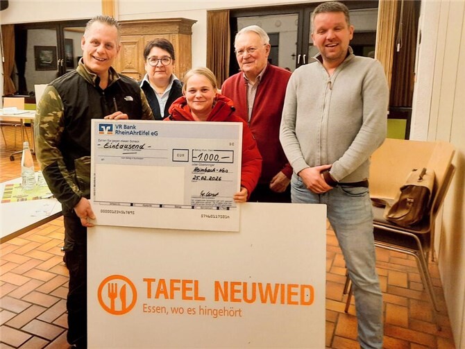 Spendenübergabe durch den Caritas Helferkreis Heimbach-Weis an die Neuwieder Tafel. (v.l.: Markus Oehlschläger, Tafel Neuwied, Marita Kirst, Helferkreis, Dominique Graf, Tafel Neuwied, Franz Kneip und Andreas Kirst, Helferkreis). Fotos: Hans-Peter Schmitz