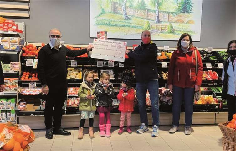 Spendenübergabe durch den Inhaber Parviz Azhari an den 2. Vorsitzenden Markus Drexel des Förderverein der Kindertagesstätte Spatzennest Sinzig e.V. Zudem freuten sich über die erfolgreiche Spendenübergabe : (v.l.n.r.) Alexander Carrillo (Markleiter Rewe Markt) , Daniela Segschneider (Kassenwärtin Förderverein der Kita) und Günay Altunbas, Stellvertretende Marktleitung Rewe Markt). Foto: privat