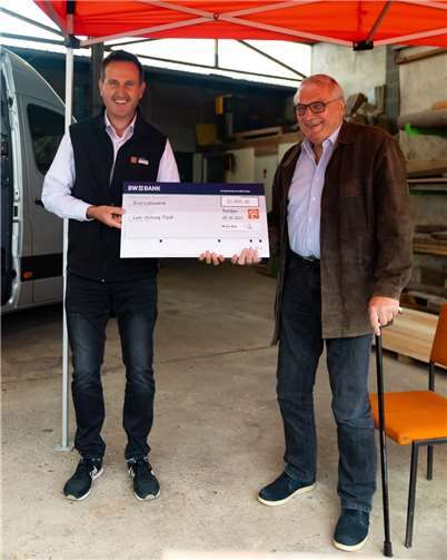 Spendenübergabe durch den Marketingleiter Marc Angelmahr an den Vorsitzenden von CURA Rudi Mürtz.Foto: privat